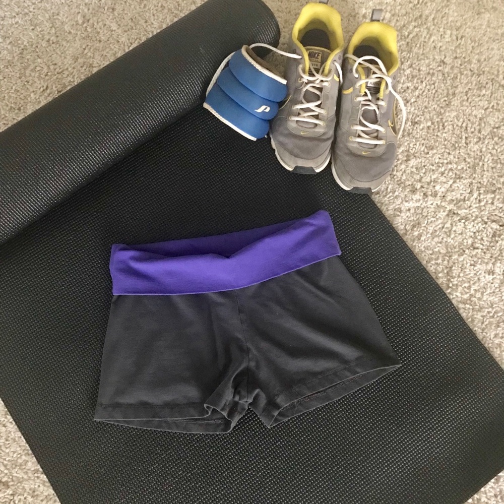 Two-tone fitted workout shorts